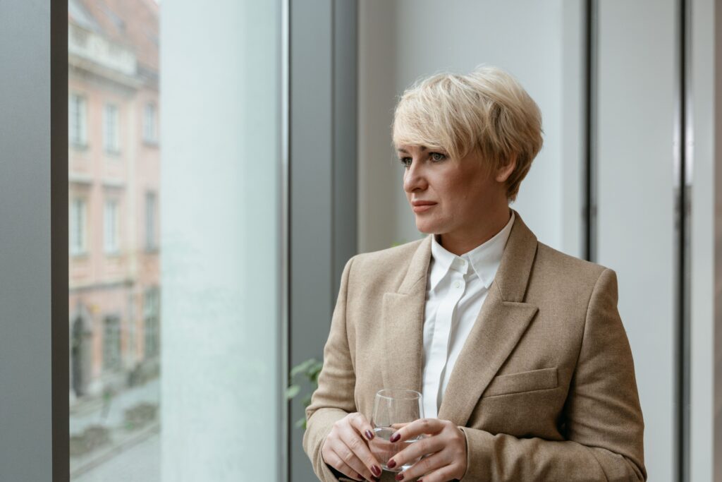 Frau denkt über eine berufliche Entscheidung nach