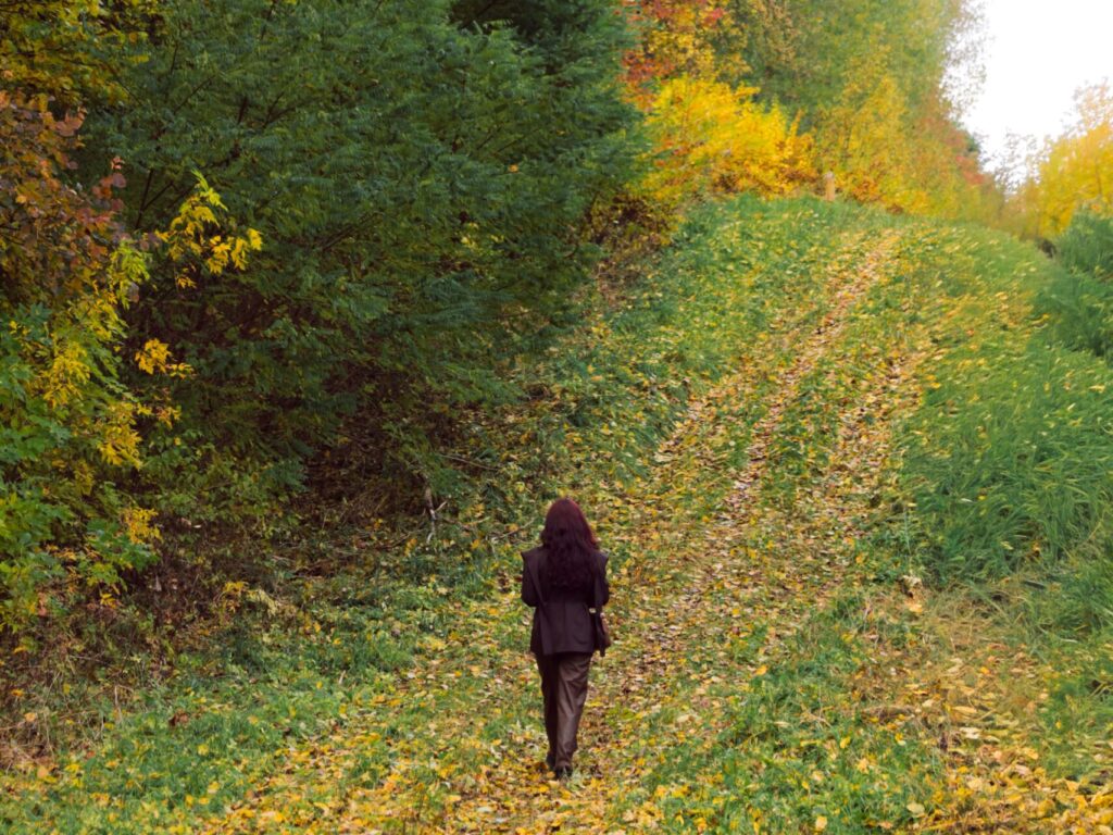Frau beim Spaziergang nachdenklich über die Konsequenzen ihrer Entscheidung